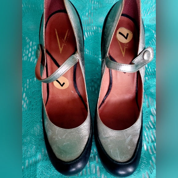 Vince Camuto Silver Black Retro Feel Heels - Picture 3 of 8